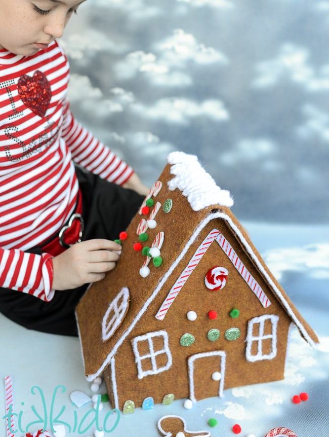 felt gingerbread house tutorial